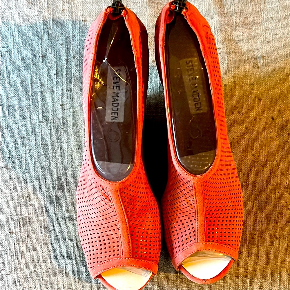 Steven madden wedge peep toe shoes. Pink suede like material. Never worn